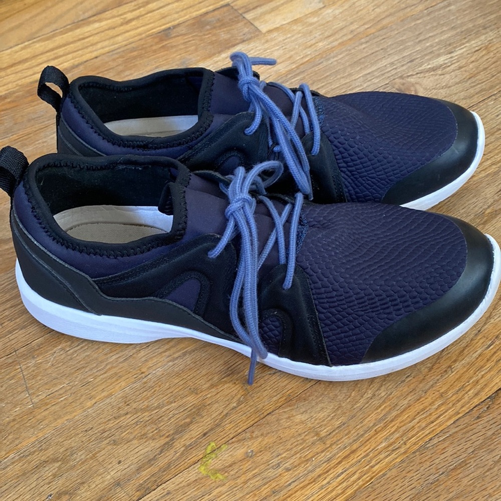 Women’s Vionic tennis shoes - EUC.  Size 8.5